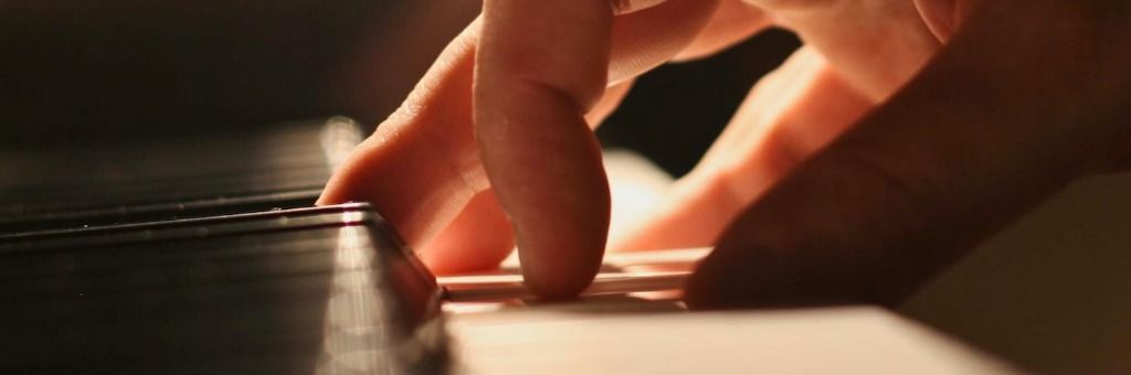 Martín Winter conversando sobre la técnica del piano, representando su experiencia y dedicación