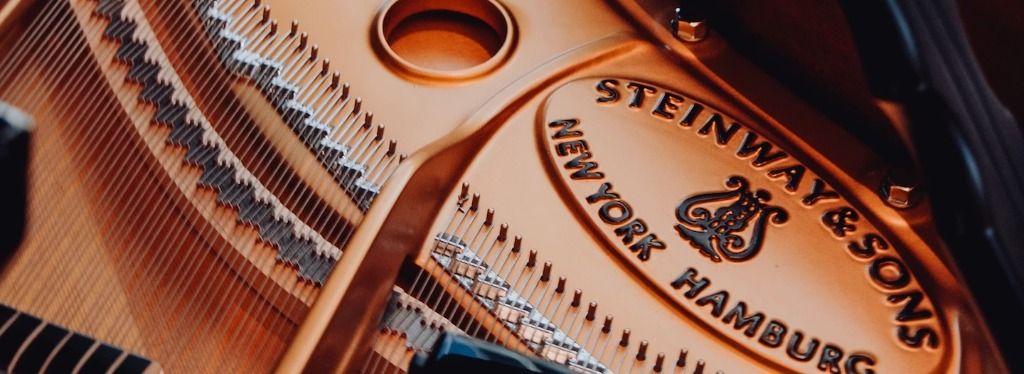 Piano de cola Steinway en un ambiente elegante, representando la excelencia en afinación y restauración